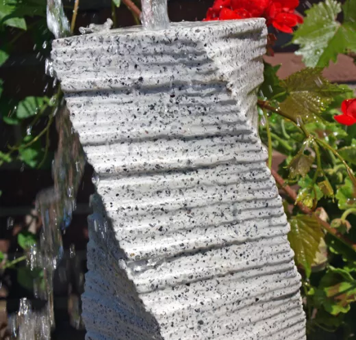 Wasserspiel, Springbrunnen, Wassersäule gedreht Granit