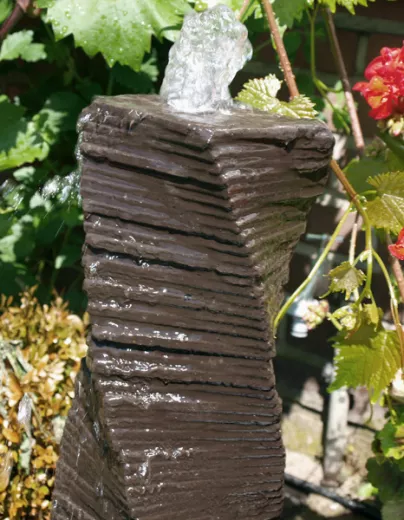 Wasserspiel, Springbrunnen, Wassersäule gedreht