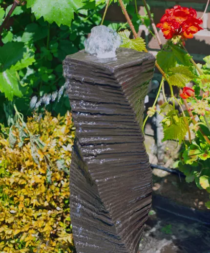 Wasserspiel, Springbrunnen, Wassersäule gedreht