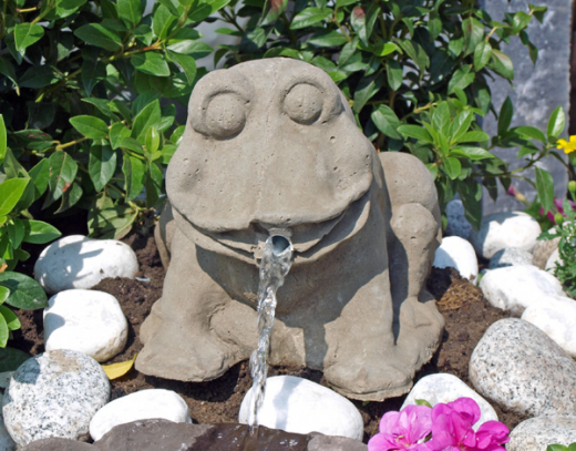 Wasserspeier für Bachlauf Wasserspeier für Bachlauf